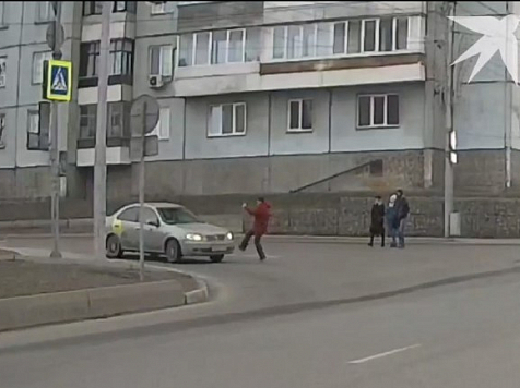 Красноярский таксист сперва чуть не сбил человека, а затем догнал и обрызгал его перцовкой. видео: https://www.krsk.kp.ru/https://vk.com/kraschp