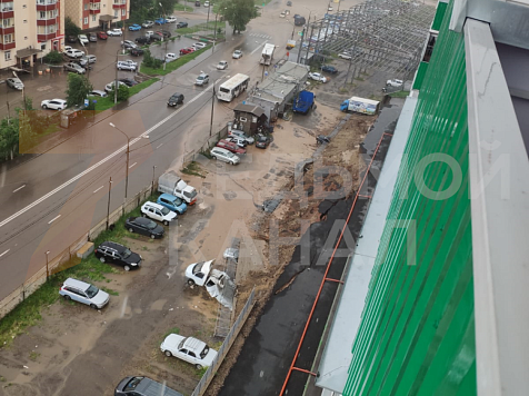 В красноярском Солнечном на автомобили рухнула подпорная стена. Видео. Фото: "7 канал Красноярск"