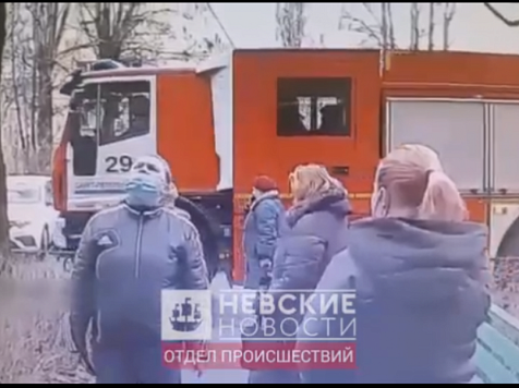 Отец взял в заложники шестерых детей в Колпино под Петербургом. Фото: скриншот видео Невских Новостей