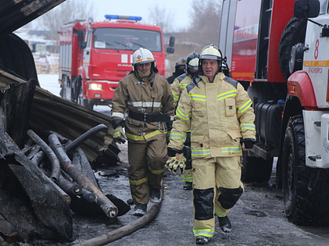 Представители центрального аппарата МЧС изучают в Красноярске причины пожара с погибшими на складе. Фото: 24.mchs.gov.ru