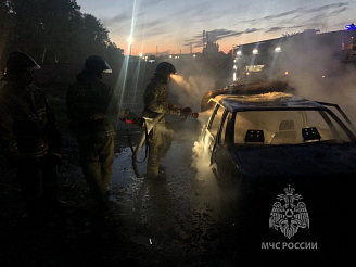 Ночью в Красноярске неизвестные подожгли автомобиль в Черемушках