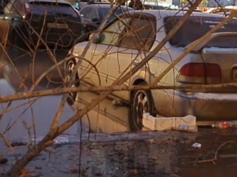 В Красноярске из-за коммунальной аварии залило парковку с автомобилями. Фото, видео: «ЧП Красноярск»