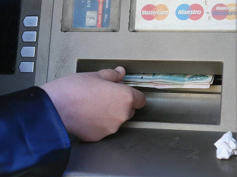 Житель Норильска забрал из банкомата чужие деньги. Фото: dev.m24.ru