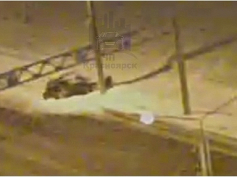 В Красноярске после ночного ДТП на Копылова водитель пролетел несколько метров и убежал. Фото и видео: ЧП Красноярск