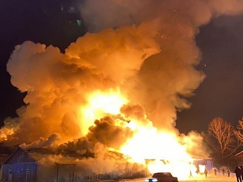 В Красноярском крае сгорели три магазина и кафе. фото: 24.mchs.gov