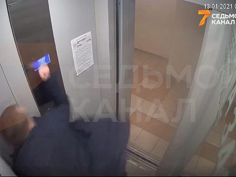 В Красноярске пьяный мужчина заблудился в лифте и разбил его после часа путешествий. Фото, видео: 7 канал Красноярск 