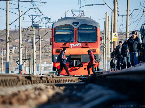 В городских электричках Красноярска и пригородных поездах можно рассчитаться пластиковой картой. Фото: Сергей Филинин