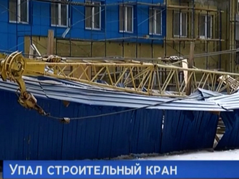 Прокуратура организовала проверку в связи с падением крана возле красноярского онкодиспансера. Фото: "7 канал Красноярск"